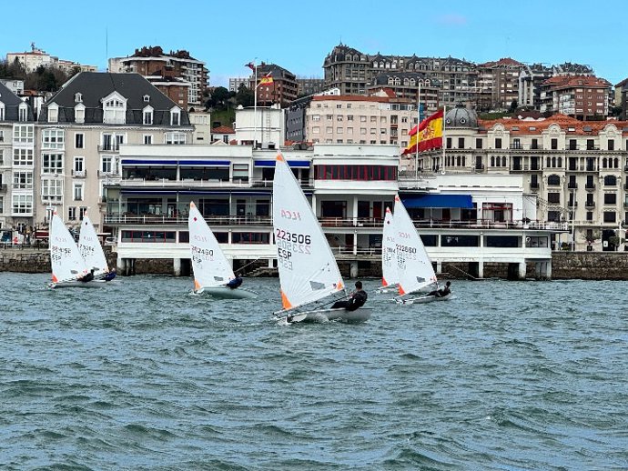 Flota de ILCA navegando frente al RCMS en Santander.