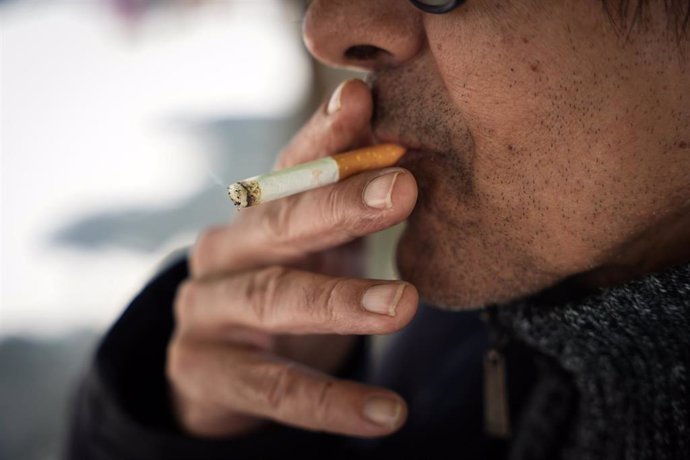 Archivo - Una persona fumando. 