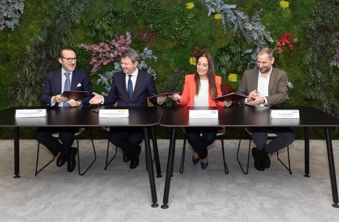 Firma del acuerdo para impulsar una guía en materia de sostenibilidad en el transporte urbano de mercancías.