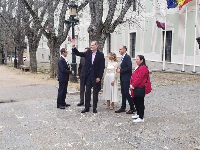 El Rey saluda a su llegada al Foro de Foros, recibido por la ministra Yolanda Díaz, el alcalde de La Granja, Samuel Alonso y la Fundadora del Foro, Margarita López Medrano (dcha) y Fernández Mañueco.