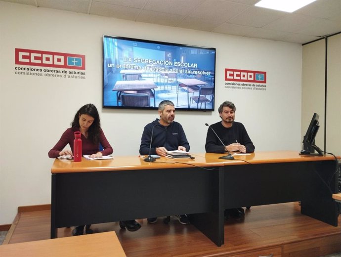 Archivo - El responsable de CCOO Enseñanza de Asturias, Borja Llorente, en el centro en una foto de archivo.