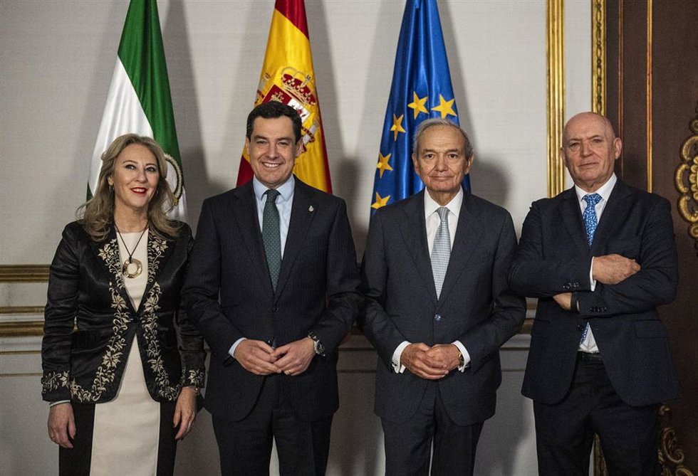 Reunión del presidente de la Junta, Juanma Moreno, con el presidente del Banco de Crédito Cooperativo Grupo Cajamar, Luis Rodríguez (ambos en el centro), este viernes en Sevilla