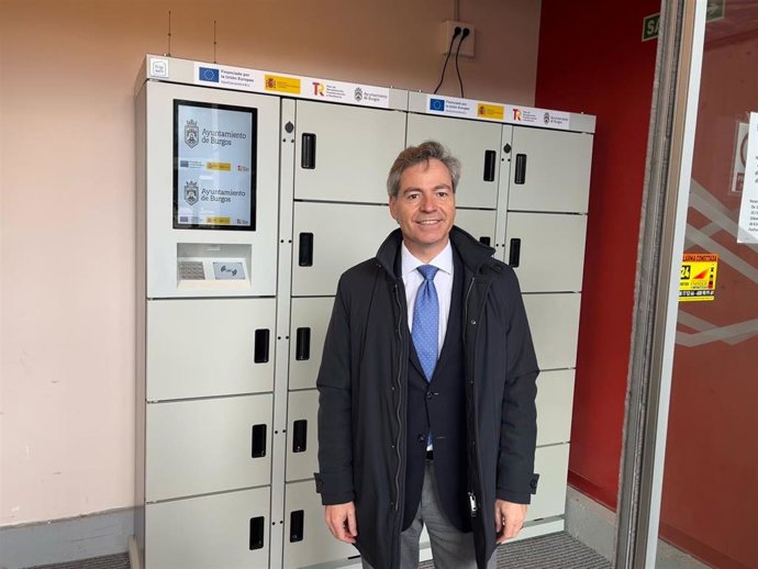 César Barriada en la presentación de las taquillas refrigeradas en dos mercados de la ciudad.