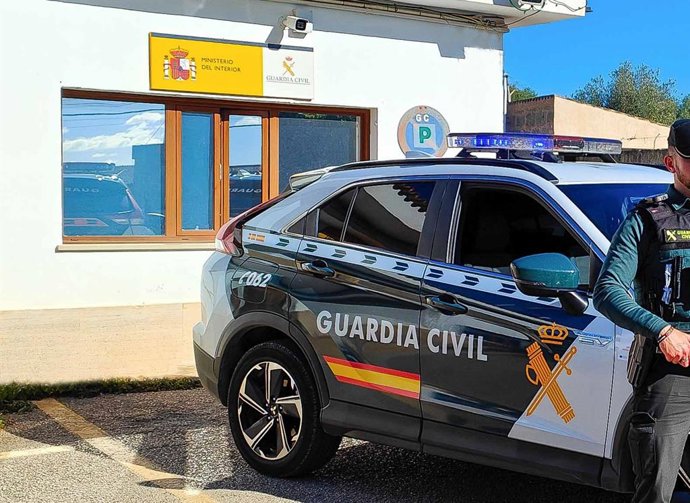 Archivo - Un coche de la Guardia Civil en Llucmajor.