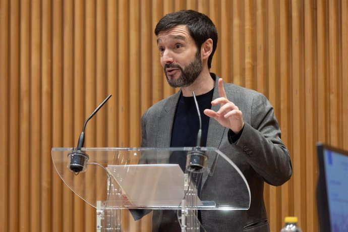 El ministro de Derechos Sociales, Consumo y Agenda 2030, Pablo Bustinduy, interviene durante la clausura de la jornada Plataforma del Voluntariado, en el Congreso de los Diputados, a 7 de febrero de 2025, en Madrid (España). (Foto de archivo).