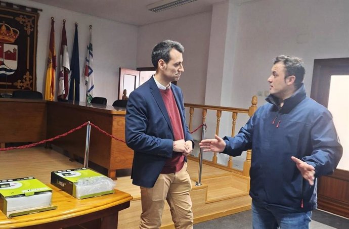 Visita de David Esteban, diputado provincial, a pueblos que forman parte del proyecto de Edificios Inteligentes financiado por la Unión Europea.