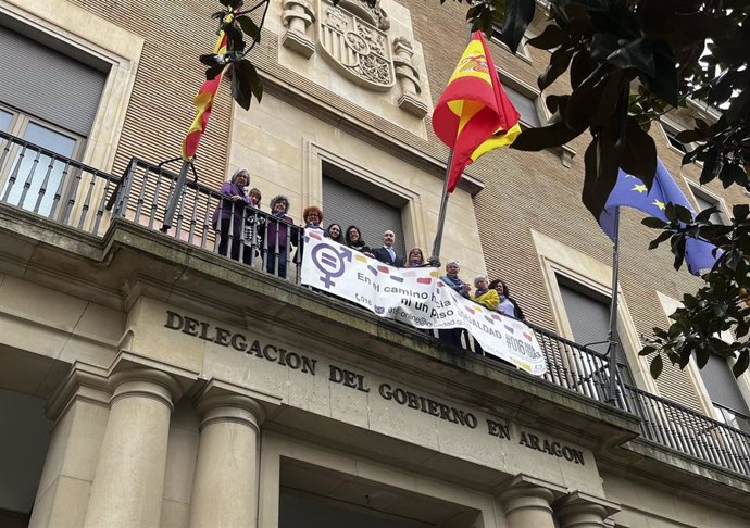 Pancarta colocada en el balcón de la Delegación del Gobierno en Aragón.