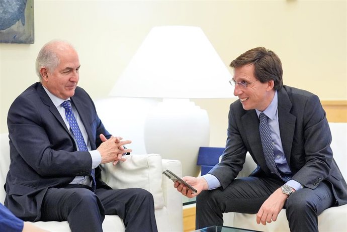 El alcalde de Madrid, José Luis Martínez-Almeida, acompañado por el exiliado político Antonio Ledezma, telefonea a María Corina Machado, premiada por "su amor a la libertad"