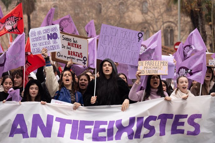 Momento de la manifestación, que ha partido desde plaza Universitat de Barcelona