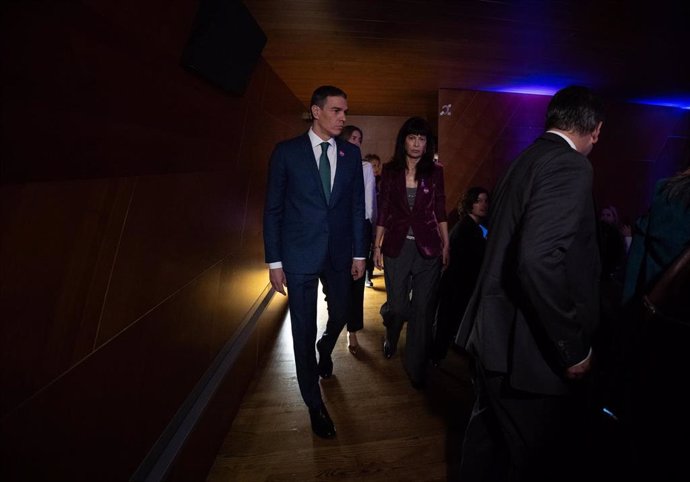 El presidente del Gobierno, Pedro Sánchez, acompañado por la ministra de Igualdad, Ana Redondo, durante la clausura del acto institucional con motivo del Día Internacional de las Mujeres, en el Auditorio del Museo del Prado.