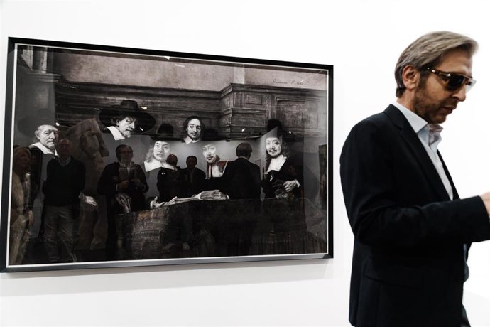 Un hombre junto a una obra en la feria ARCO Madrid 2025, en IFEMA Madrid, a 5 de marzo de 2025, en Madrid (España). Este año se celebra la 44ª edición con el Amazonas como proyecto central. El programa comisariado por Denilson Baniwa y María Wills, en col