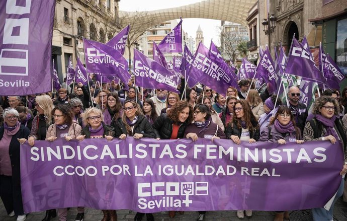 Los sindicatos CCOO-A y UGT-A se han manifestado con motivo del Día Internacional de la Mujer. Ha tenido lugar dos manifestaciones, una con cada sindicato, que han confluido en la esquina de calle Tetuán y, desde allí, han continuado en una sola.