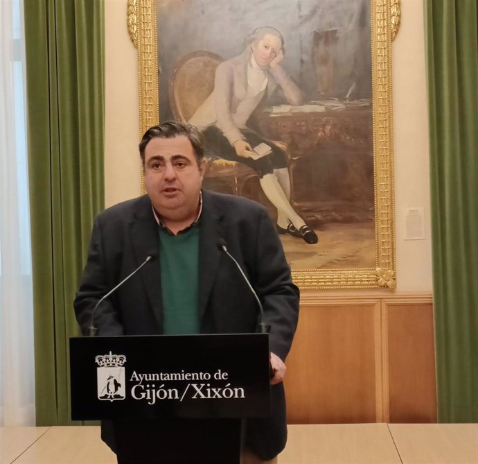 Archivo - El concejal de Tráfico, Movilidad y Transporte Público del Ayuntamiento de Gijón, Pelayo Barcia, en rueda de prensa en el Consistorio gijonés. (Archivo)