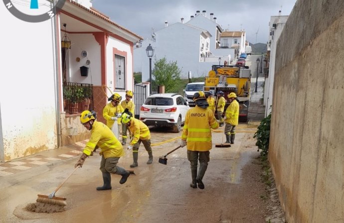 Trabajadores del Infoca retiran barro de las calles de Ardales.