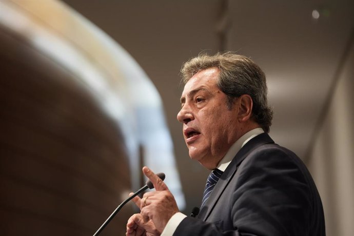 Archivo - El síndic de Vox en les Corts, José María Llanos, ofrece una rueda de prensa