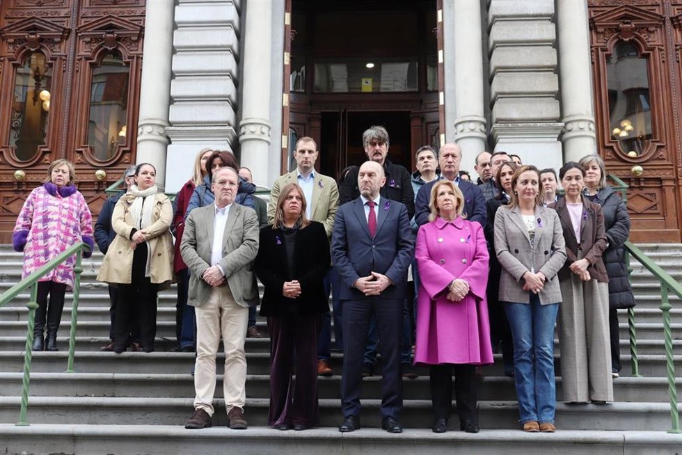 Concentración en la Junta General con motivo del 8M, Día Internacional de la Mujer