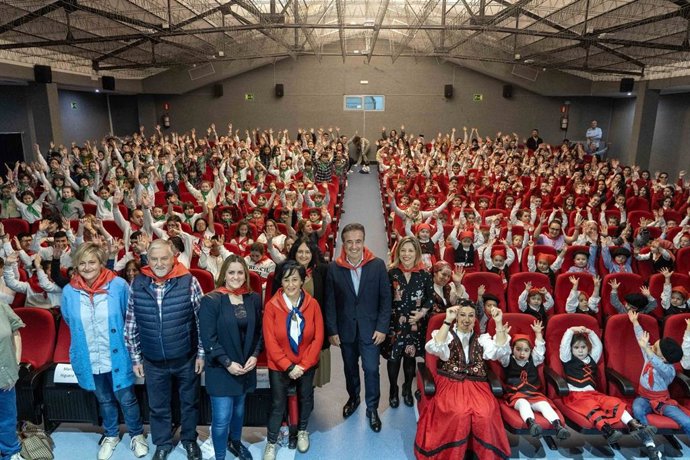El alcalde de Camargo, Diego Movellán, reivindica las tradiciones de Cantabria en el Encuentro Marcero protagonizado por 250 alumnos