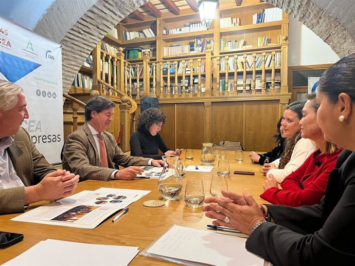 Reunión de la CES con la Asociación de Empresarias Sevillanas para planificar los actos del X aniversario de esta última.