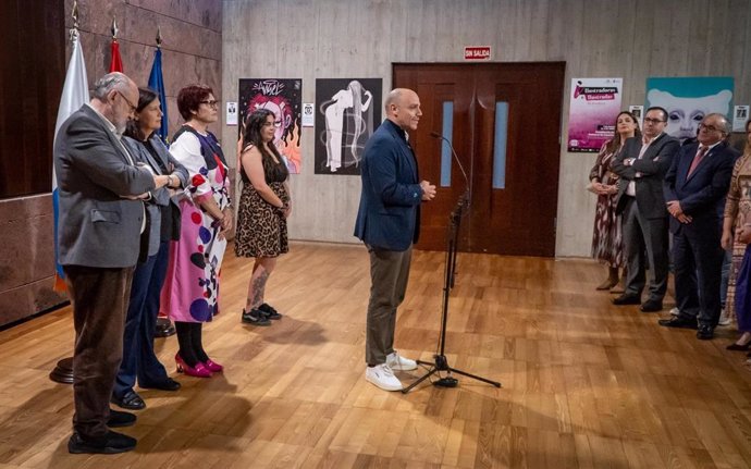 El portavoz del Gobierno de Canarias, Alfonso Cabello, en la inauguración de la exposición 'Ilustradoras & Ilustradas'