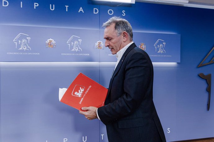 Archivo - El portavoz parlamentario de IU y diputado de Sumar, Enrique Santiago, durante una rueda de prensa en el Congreso de los Diputados, a 21 de enero de 2025, en Madrid (España).