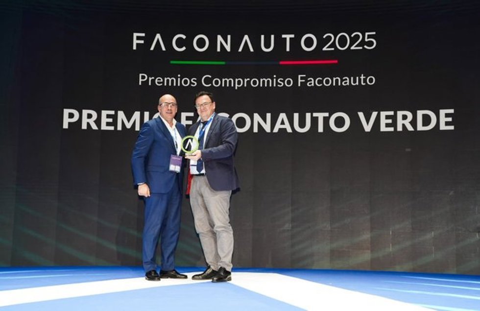 El director general de Comercio y Consumo del Gobierno de Cantabria, Rosendo Ruiz, recoge el galardón con el que Faconauto ha premiado el Plan Renove regional