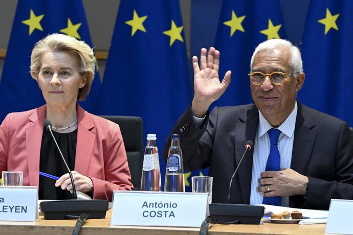 A presidente da Comissão Europeia, Ursula von der Leyen, e o presidente do Conselho, António Costa, em sua videoconferência com os líderes do Reino Unido, Turquia, Noruega, Canadá e Islândia.