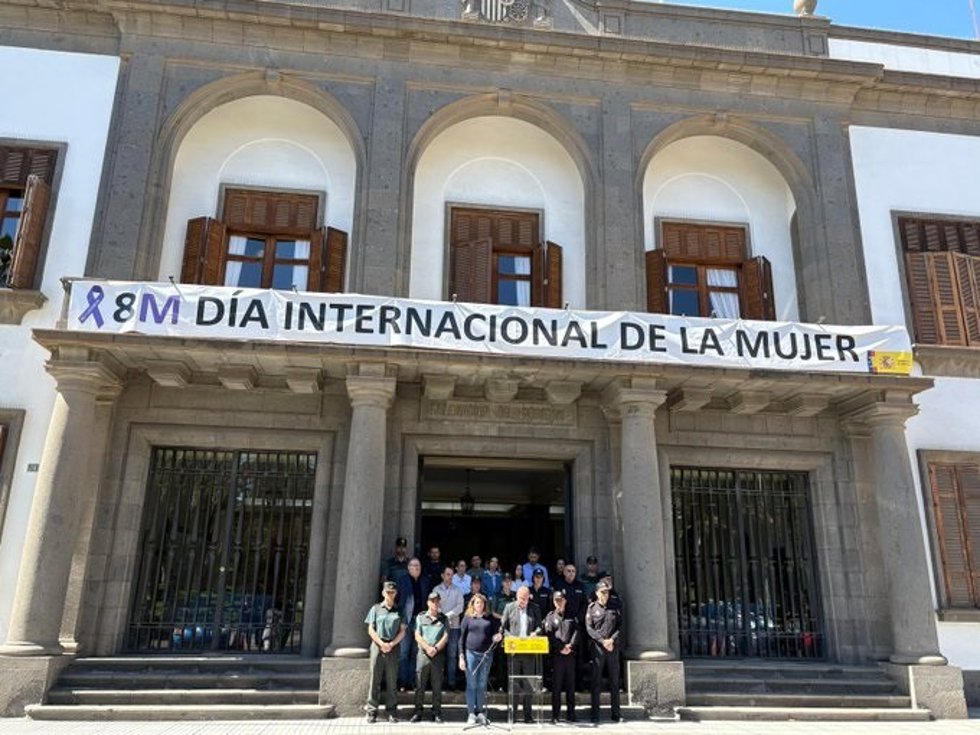 Representantes de la Delegación del Gobierno en Canarias durante la lectura del manifiesto por el Día Internacional de la Mujer por parte del delegado del Gobierno en las islas, Anselmo Pestana