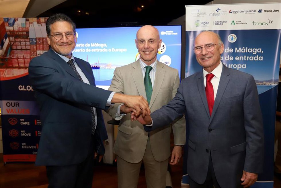 De Izquierda A Derecha El Presidente De AGAP, Gabriel Amaro; Embajador De España En Perú, Alejandro Abellán Y Presidente De Autoridad Portuaria De Málaga, Carlos Rubio.
