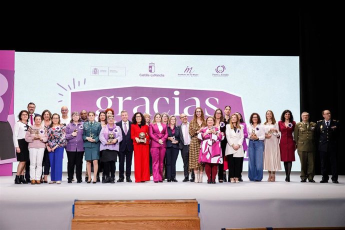 El jefe del Ejecutivo regional, Emiliano García-Page, preside el acto institucional que conmemora el Día Internacional de las Mujeres. Celebrado en el teatro Don Quijote.