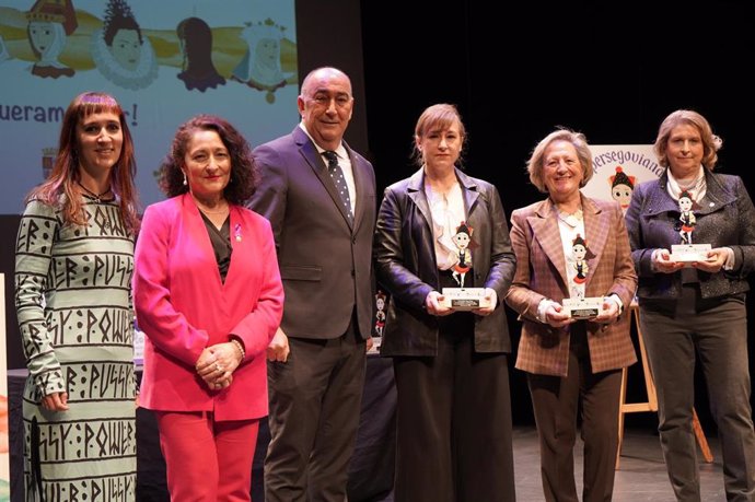 El presidente de la Diputación, Miguel Ángel de Vicente, y la diputada de Igualdad, Pilar Martín (de rosa), junto a las Supersegovianas 2025.