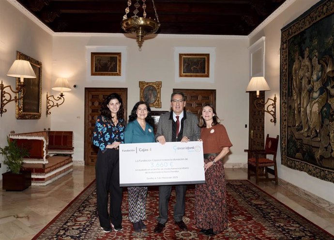 Imagen del presidente de la Fundación Cajasol, Antonio Pulido, junto a la vicesecretaria de Andex, Carmen Rowe; la trabajadora social de Andex, Olga Tassara, y la diseñadora de moda flamenca, Rocío Peralta en un desfile benéfico.