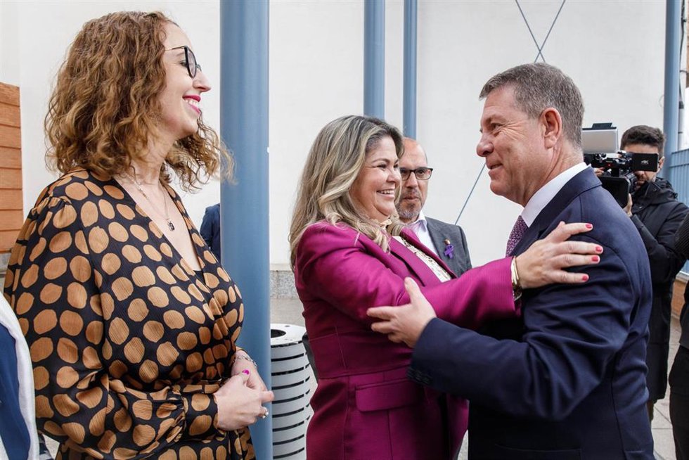El titular del Ejecutivo castellanomanchego saluda a la alcaldesa de Consuegra antes el acto institucional con el que el Gobierno regional ha conmemorado en Consuegra el Día Internacional de las Mujeres en la localidad.