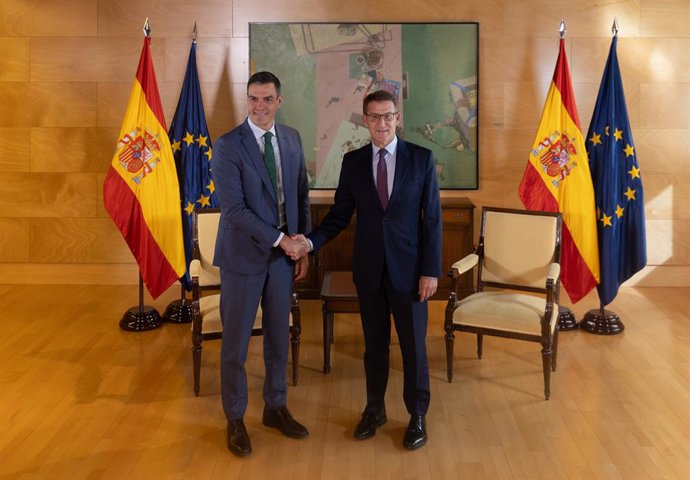 Archivo - Arquivo - O secretário-geral do PSOE e primeiro-ministro em exercício, Pedro Sánchez (à esquerda), reúne-se com o líder do Partido Popular, Alberto Núñez Feijóo (à direita), como parte da rodada de contatos para a investidura, no Congresso dos D