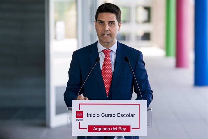 Archivo - El consejero de Educación, Ciencia y Universidades, Emilio Viciana Duro, interviene en la inauguración del curso escolar 2023/2024, a 7 de septiembre de 2023, en Arganda del Rey, Madrid (España). 