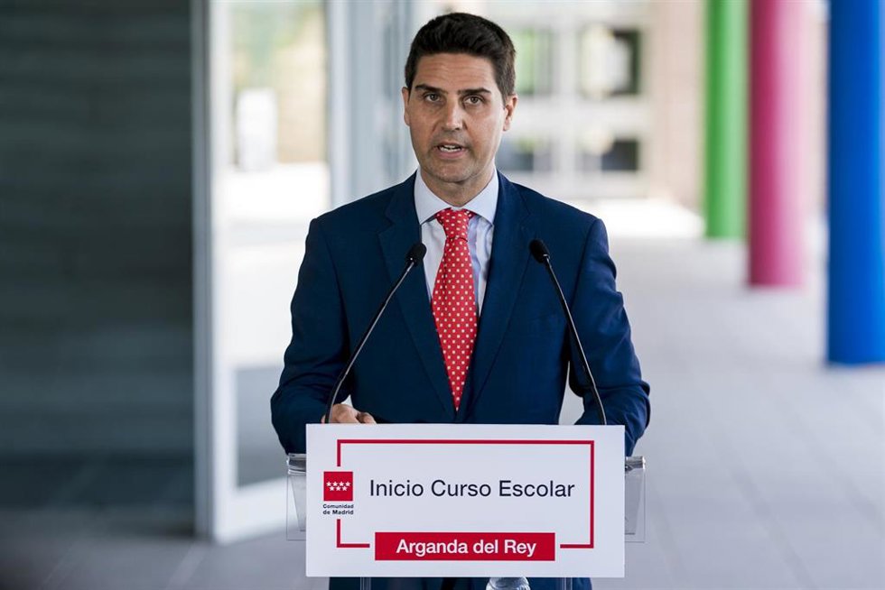 Archivo - El consejero de Educación, Ciencia y Universidades, Emilio Viciana Duro, interviene en la inauguración del curso escolar 2023/2024, a 7 de septiembre de 2023, en Arganda del Rey, Madrid (España). 
