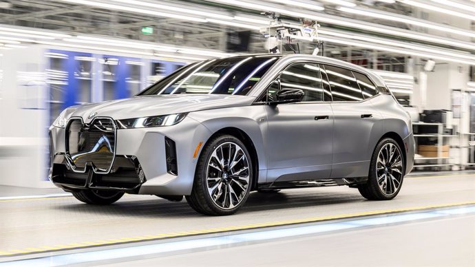 BMW inicia la producción de su nuevo SAV eléctrico BMW iX en su planta de Dingolfing (Alemania).