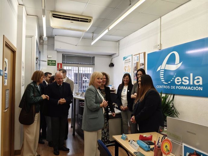 La consejera de Industria, Comercio y Empleo, Leticia García, durante su visita a Benavente