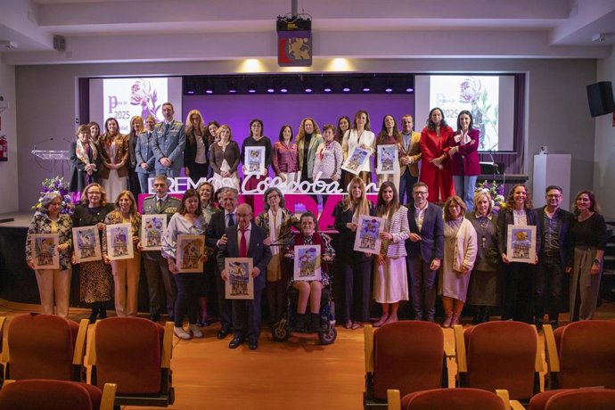 Foto de familia tras la entrega de los Premios 'Córdoba en Igualdad'.