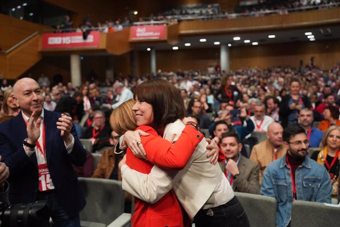 Archivo - La delegada del Gobierno en la Comunidad Valenciana, Pilar Bernabé (i), y la secretaria general del PSPV-PSOE y ministra de Ciencia, Innovación y Universidades, Diana Morant (d), durante la clausura del 15º Congreso Nacional del PSPV-PSOE