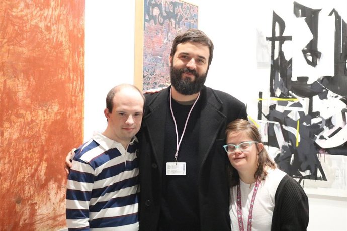 Juan y Sofía, jóvenes de la Fundación Prodis con miguel marina (autor de las obras "farola roja" y "agua fría" que han realizado con ellos