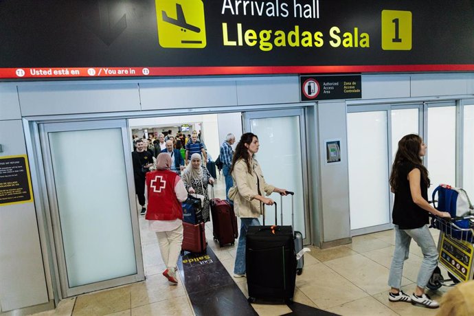Archivo - Unos once pasajeros procedentes de la ciudad Sarafand, situada al sur de Líbano, llegan a la terminal T1 del aeropuerto Adolfo Suárez-Madrid Barajas, a 7 de octubre de 2024, en Madrid (España). 