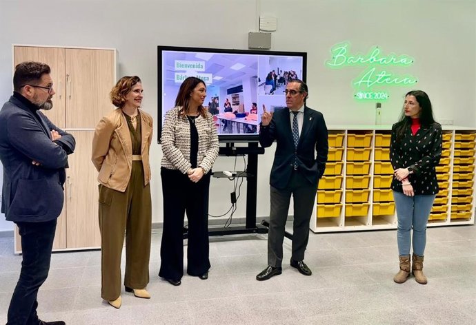 El delegado de Educación, Miguel Briones, en el acto de inauguración que ha consistido en una apertura institucional, visita y explicación de los espacios del aula, y en la realización de unas actividades con simuladores y gafas de realidad virtual.
