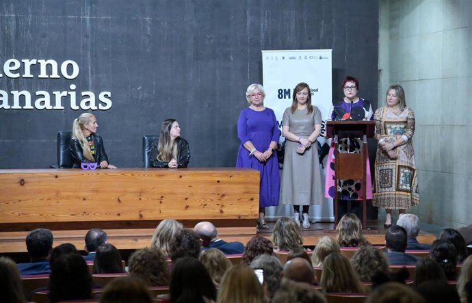 La consejera de Bienestar Social del Gobierno de Canarias, Candelaria Delgado, pronuncia la declaración institucional del Ejecutivo con motivo del 8M