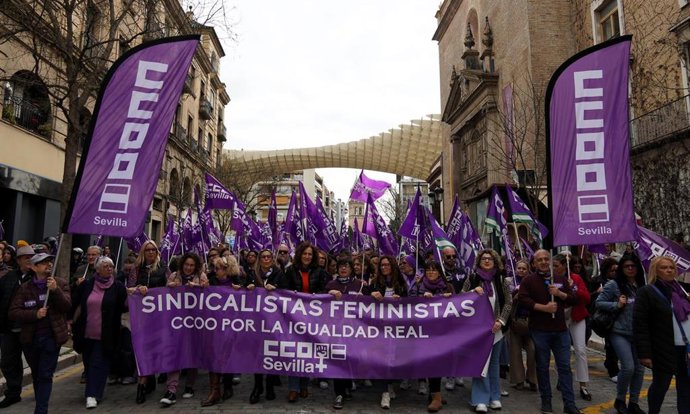 Manifestación del sindicato CCOO a su paso por la calle Laraña, con las Setas al fondo.