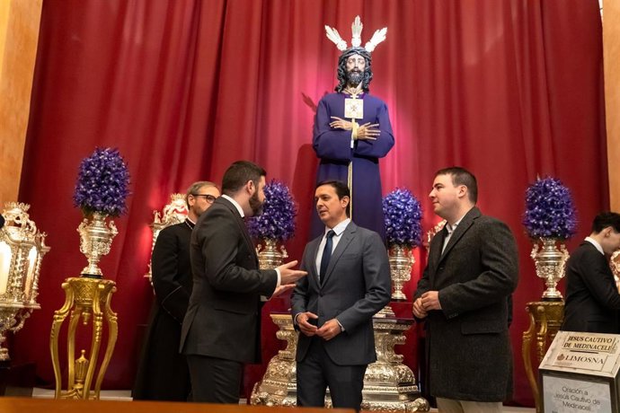 El presidente de la Diputación de Almería, Javier Aureliano García, durante su participación en el Besapiés a Jesús Cautivo de Medinaceli.