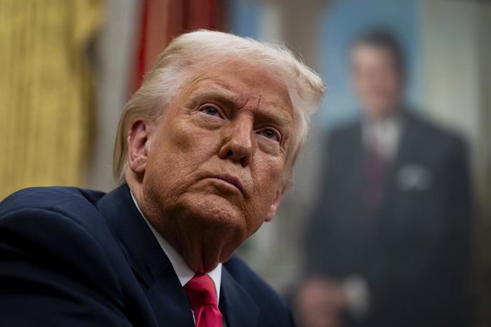 6 de março de 2025, Washington, Distrito de Columbia, EUA: O presidente dos Estados Unidos, Donald Trump, no Salão Oval da Casa Branca em Washington, DC, EUA, na quinta-feira, 6 de março de 2025. Trump está assinando ordens para suspender as tarifas sobre