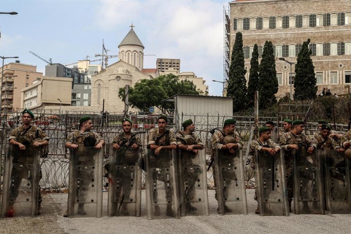 Archivo - 10 de setembro de 2024, Líbano, Beirute: Soldados do exército libanês protegem as instalações do palácio do governo em Beirute durante um protesto de militares aposentados exigindo que o governo melhore seus benefícios de aposentadoria e aumente