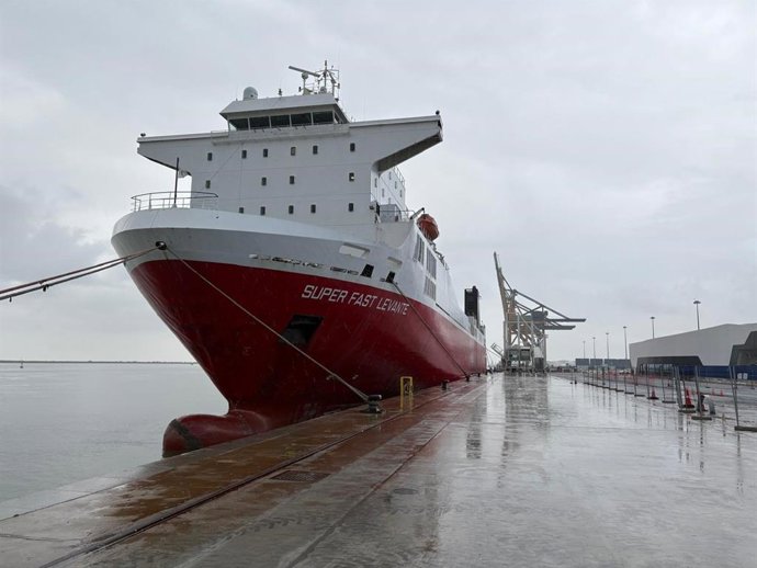 Buque Super Fast a Tanger Med en el Puero de Huelva.