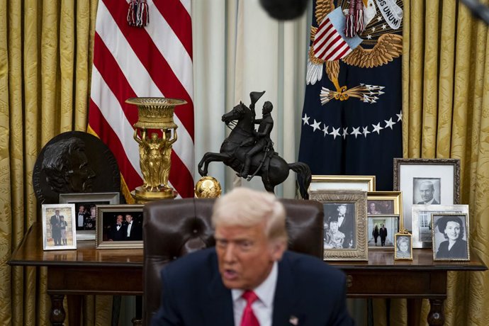 6 de março de 2025, Washington, Distrito de Columbia, EUA: Fotografias da família do presidente dos EUA, Donald Trump, em uma mesa atrás da mesa de Trump no Salão Oval da Casa Branca em Washington, DC, EUA, na quinta-feira, 6 de março de 2025. Trump está 