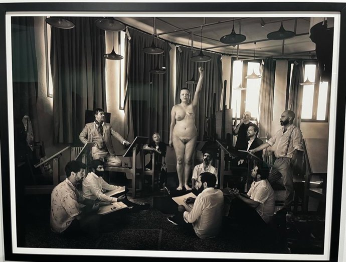 Marina Vargas posa desnuda en su obra 'Romper el canon'.